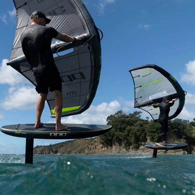 푸른 바다 위 안락한 크루즈 foiling 컷 — 후방 시점