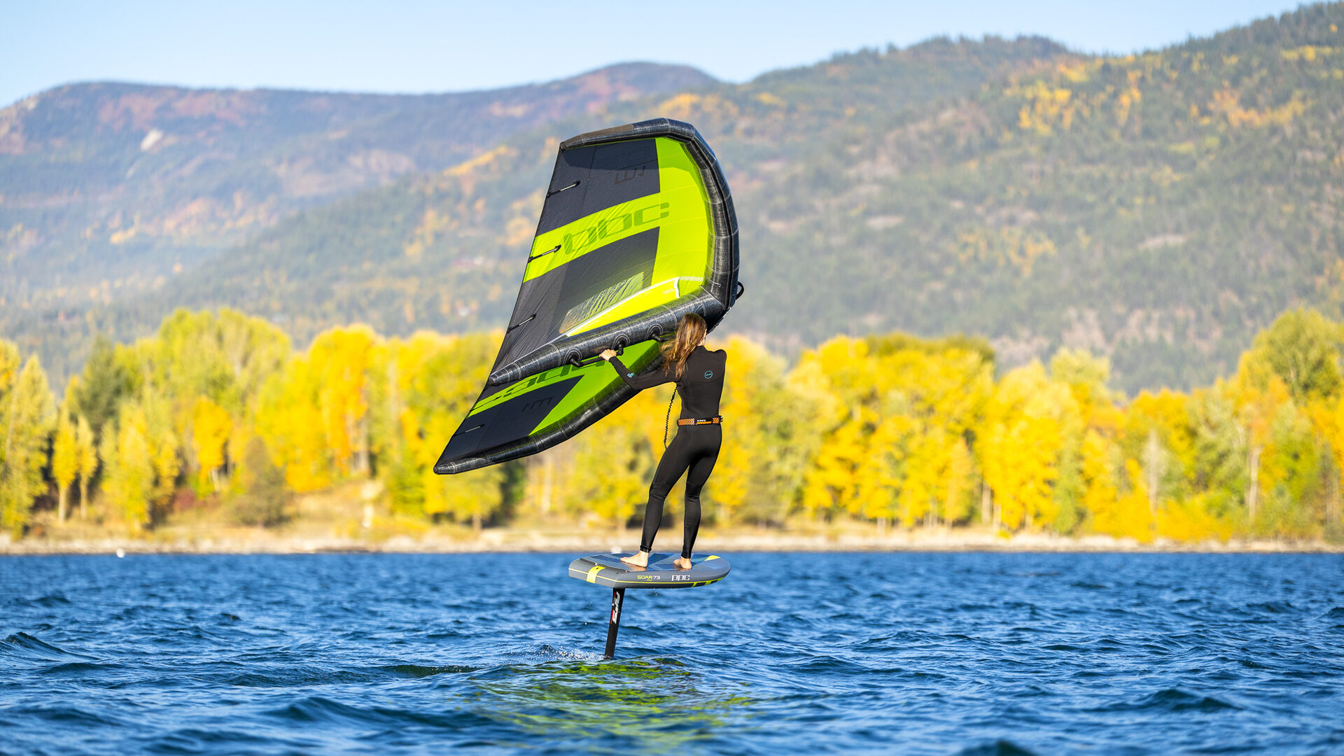 PPC M1 윙으로 안정적으로 foiling 라이딩하는 여성 라이더 — 중급의 기본 라이딩 단계